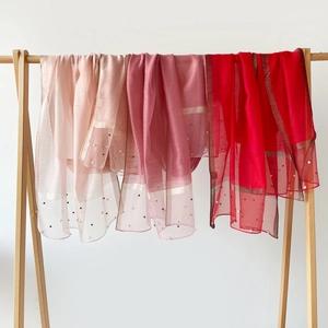 Élégant foulard soyeux de couleur unie avec perles en rose et rouge pour femmes