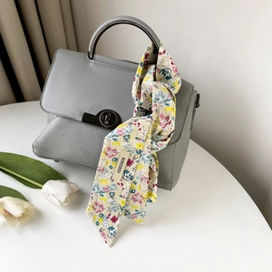 Elegante graue Lederhandtasche mit gebundenem floralem Twilly-Seidenband am Griff