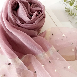 Élégant châle dégradé mauve effet soie avec finitions délicates en perles et perles