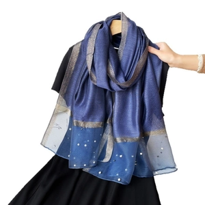 Élégante écharpe en soie bleu marine avec perles et bordure dorée scintillante