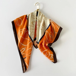Trama dettagliata di un foulard quadrato in finta seta con eleganti motivi floreali