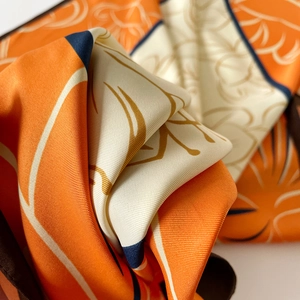 Elegante foulard quadrato di raso con stampa floreale arancione e beige satinato