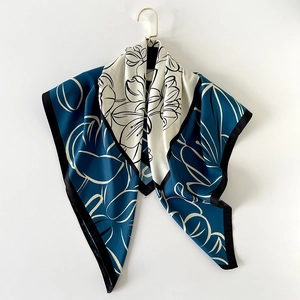 Foulard quadrato in raso da 90 cm con stampa floreale su gruccia in metallo oro