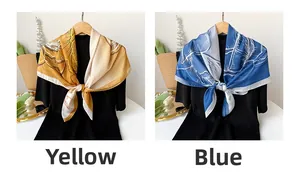 Detailansicht von gelben und blauen bedruckten Seidenschals mit Federmustern