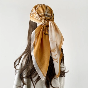Eleganter Vintage-Seidenschal in Gelb mit Retro-Print als Haarschmuck im französischen Stil