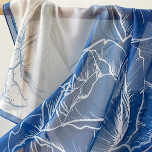 Seidenschal mit blau-weißem Blumendruck, Farbverlauf und leichter Textur für Damen
