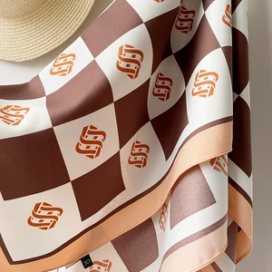 Elegante foulard in seta a scacchi marrone e beige con motivi geometrici e dettagli