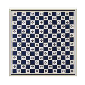 Dettaglio di un foulard in seta a scacchi con loghi artistici e bordi eleganti