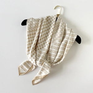 Carré de soie chic 90cm avec motif pied-de-poule champagne doré sur fond beige
