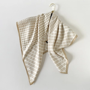 Vue détaillée du foulard carré en soie avec motifs géométriques et pied-de-poule