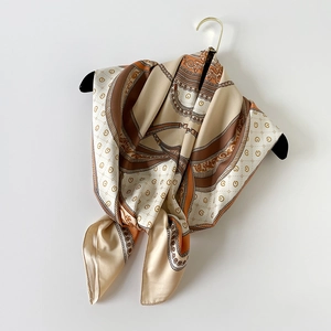 Détail d'un foulard carré de 90cm avec motif chaîne rétro et fini satiné sur un cintre