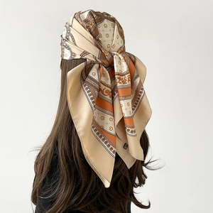 Élégant foulard en soie sergé 90 cm avec motif de chaîne et design géométrique vintage