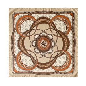 Détails du motif d'un foulard carré en soie avec motifs baroques et monogrammes chic