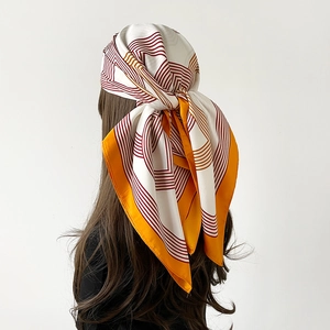 Vue arrière d'un foulard en satin de 90cm avec bordure orange et motifs géométriques