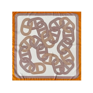 Détail d'un foulard carré en soie de 90 cm avec imprimé chaîne géométrique orange chic