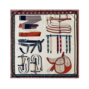 Détail du foulard carré en soie sergée avec motifs équestres et bordures rayées élégantes