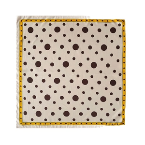 Carré de soie rétro à pois 90cm avec bordure jaune et finition blanc crème chic