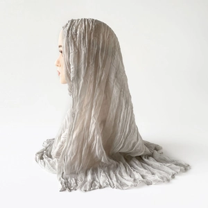 Detalle de bufanda plisada gris plateado con textura de microbrillo y caída suave