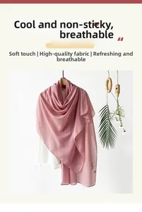 Dettaglio della sciarpa in chiffon satinato rosa con trama morbida e traspirante