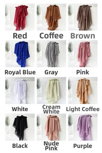 Dettaglio degli scialli in chiffon disponibili in 12 eleganti tonalità a tinta unita