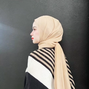 Élégant hijab plissé beige pour femme musulmane porté par un mannequin sur fond noir
