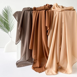 Nahaufnahme von leichten Chiffon-Kopftüchern in Erdtönen mit elegantem Fall und Textur