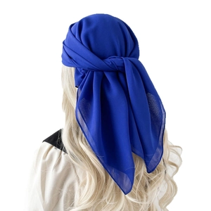 Hiyab de gasa de perlas azul real para mujer que muestra una caída elegante y textura ligera