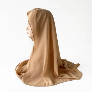 Detailaufnahme des khakifarbenen Chiffon-Hidschabs mit leichtem Stoff und elegantem Fall