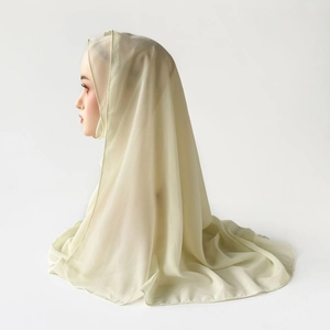 Detail eines beigen Chiffon-Hidschabs mit weichem Faltenwurf auf einer Schaufensterpuppe