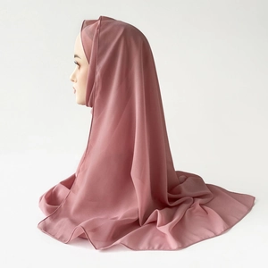Detail eines staubrosa Chiffon-Hidschabs mit transparenter Textur und elegantem Fall