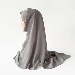 Detailansicht grauer Satin-Chiffon-Hijab mit weichem Fall und feiner Nahtverarbeitung
