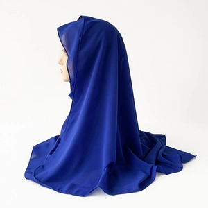 Nahaufnahme des königsblauen Satin-Chiffon-Hijabs mit halbtransparenter Textur