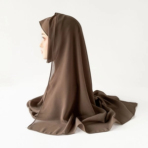 Detailansicht des dunkelbraunen Chiffon-Hijabs mit glattem Fall und feiner Saumkante