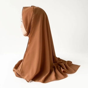 Detailansicht eines braunen Chiffon-Hijabs mit feinen Saumkanten an einem Kopfmodell