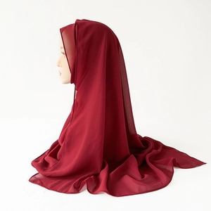 Detail eines burgunderfarbenen Chiffon-Hijabs mit Lagenfalten und Stoffstruktur