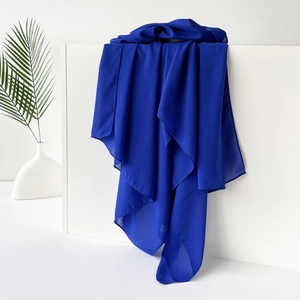 Detailansicht von königsblauem Chiffon-Hijab-Schal mit glatter Textur und Rollsaum