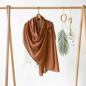 Detailansicht der Textur und des Falls eines braunen Chiffon-Satin-Langschals