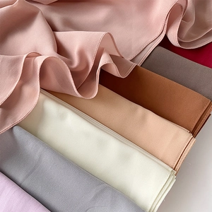 Einfarbige Satin-Chiffon-Hidschab-Schals in verschiedenen sanften Tönen elegant gestapelt