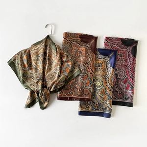 Detailoverzicht van vier vintage zijden sjaals met paisley-motieven en satijnglans