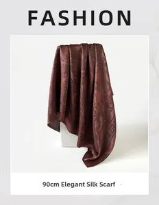 Détail d'un carré de soie 90cm avec motifs paisley et géométriques en marron foncé