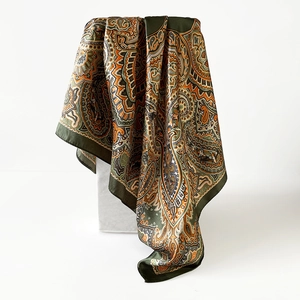 Detailopname van retro paisley-print op zijdeachtige olijfgroene vierkante sjaal met rand
