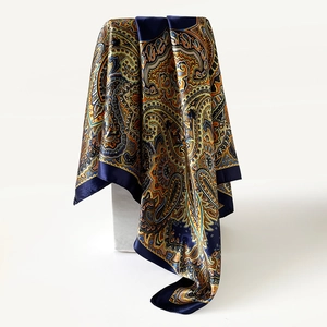 Detailopname van zijden sjaal met ingewikkelde blauwe en gouden paisley patronen