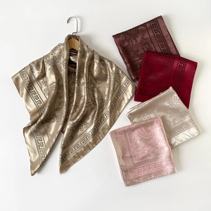 Détail d'un foulard en soie avec motifs paisley et bordure à grecques traditionnelle