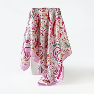 Macro-opname van zijdeachtige 90cm satijnen sjaal met roze paisley- en bloemmotieven