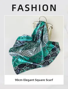 Dettaglio di un foulard in seta 90x90cm con motivo paisley verde drappeggiato su borsa