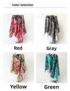 Dettaglio di quattro sciarpe in raso con motivo paisley in rosso, grigio, giallo e verde