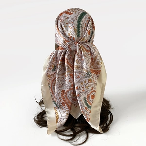 Detail van zijden satijnen hoofddoek met vintage paisley bloemenprint bij het model