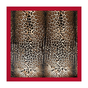 Detailansicht eines Seidenschals mit Leopardenmuster, rotem Rand und glänzender Optik