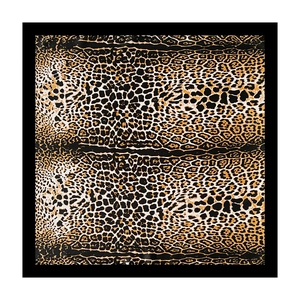 Detailaufnahme eines quadratischen Seidenschals mit Leopardenmuster und schwarzem Rand