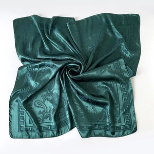 Vue détaillée d'un foulard en satin vert foncé avec motif cachemire et bordure grecque